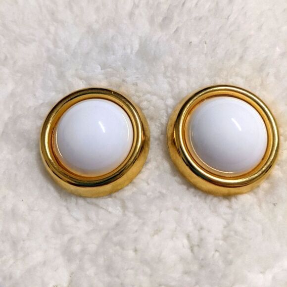 Vintage Trifari Goldtone & White Large Button Clip Earrings - Picture 5 of 9